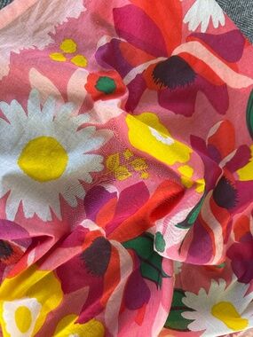 NWOT, ELIZABETH GRUBAUGH SCARF/BANDANA IN BEAUTIFUL FLORAL PRINT